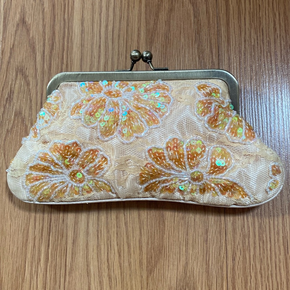 ❤️ Sequin Floral Appliqué Peach Clutch